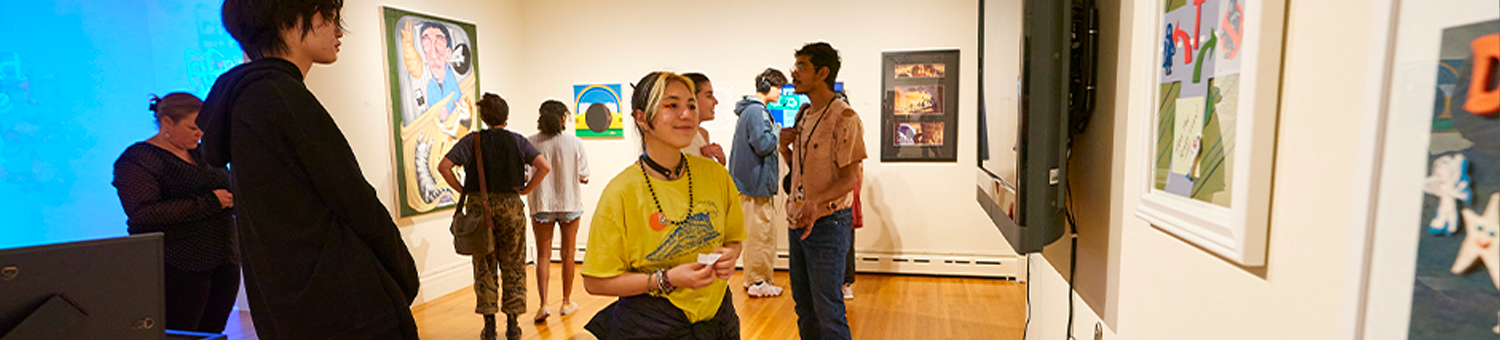 students in pratt munson gallery